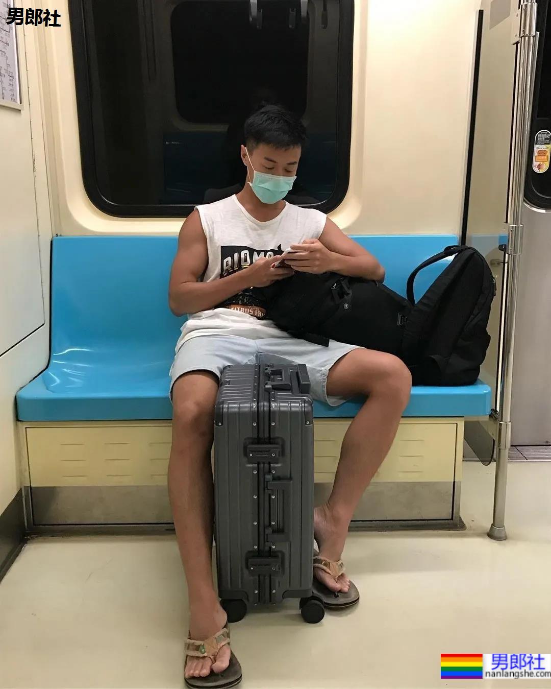 养鸟男生拍肌肉运动写真，这身材也太可了！ - 51虹马