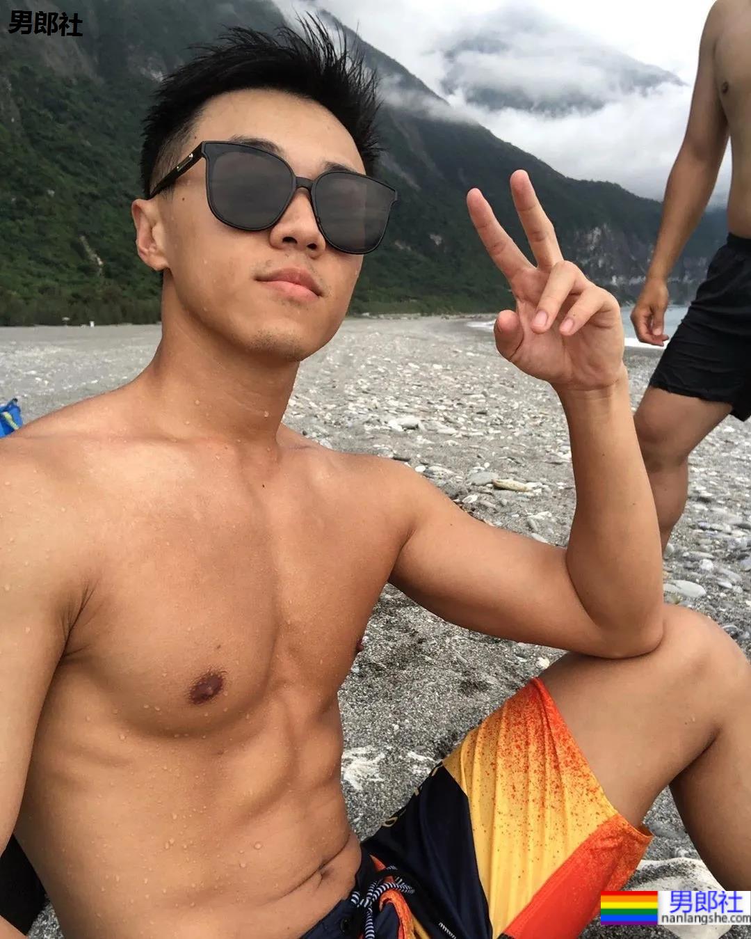 养鸟男生拍肌肉运动写真，这身材也太可了！ - 51虹马