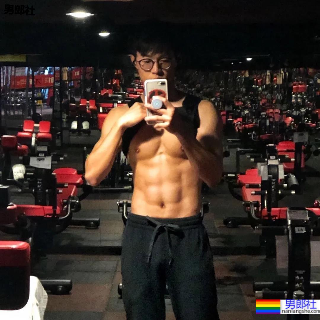 养鸟男生拍肌肉运动写真，这身材也太可了！ - 51虹马