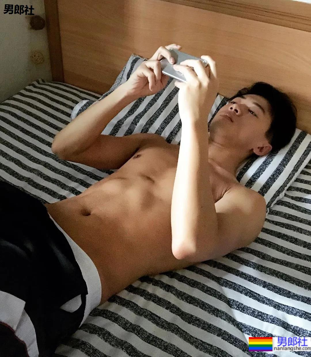 养鸟男生拍肌肉运动写真，这身材也太可了！ - 51虹马