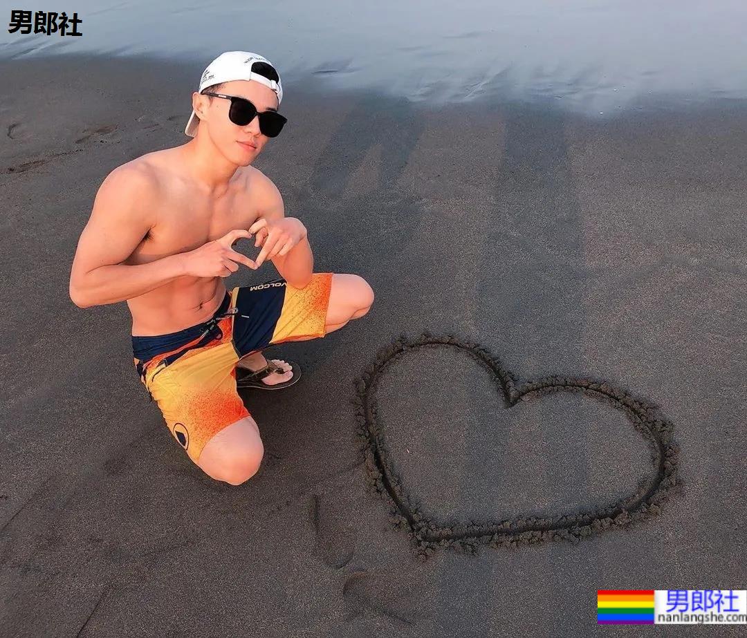 养鸟男生拍肌肉运动写真，这身材也太可了！ - 51虹马