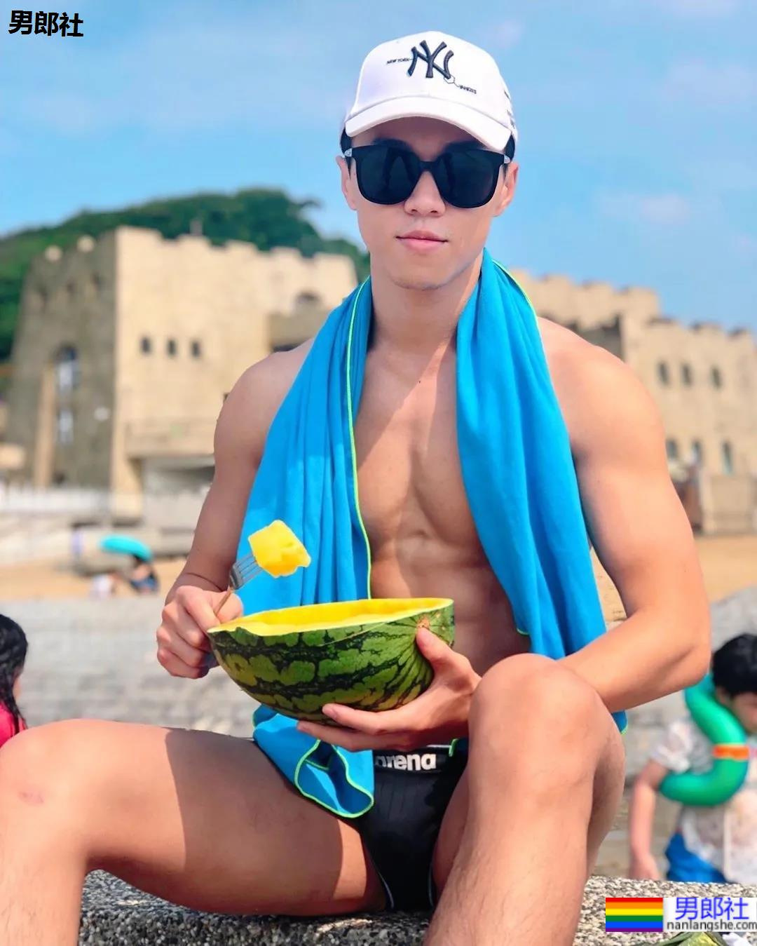 养鸟男生拍肌肉运动写真，这身材也太可了！ - 51虹马