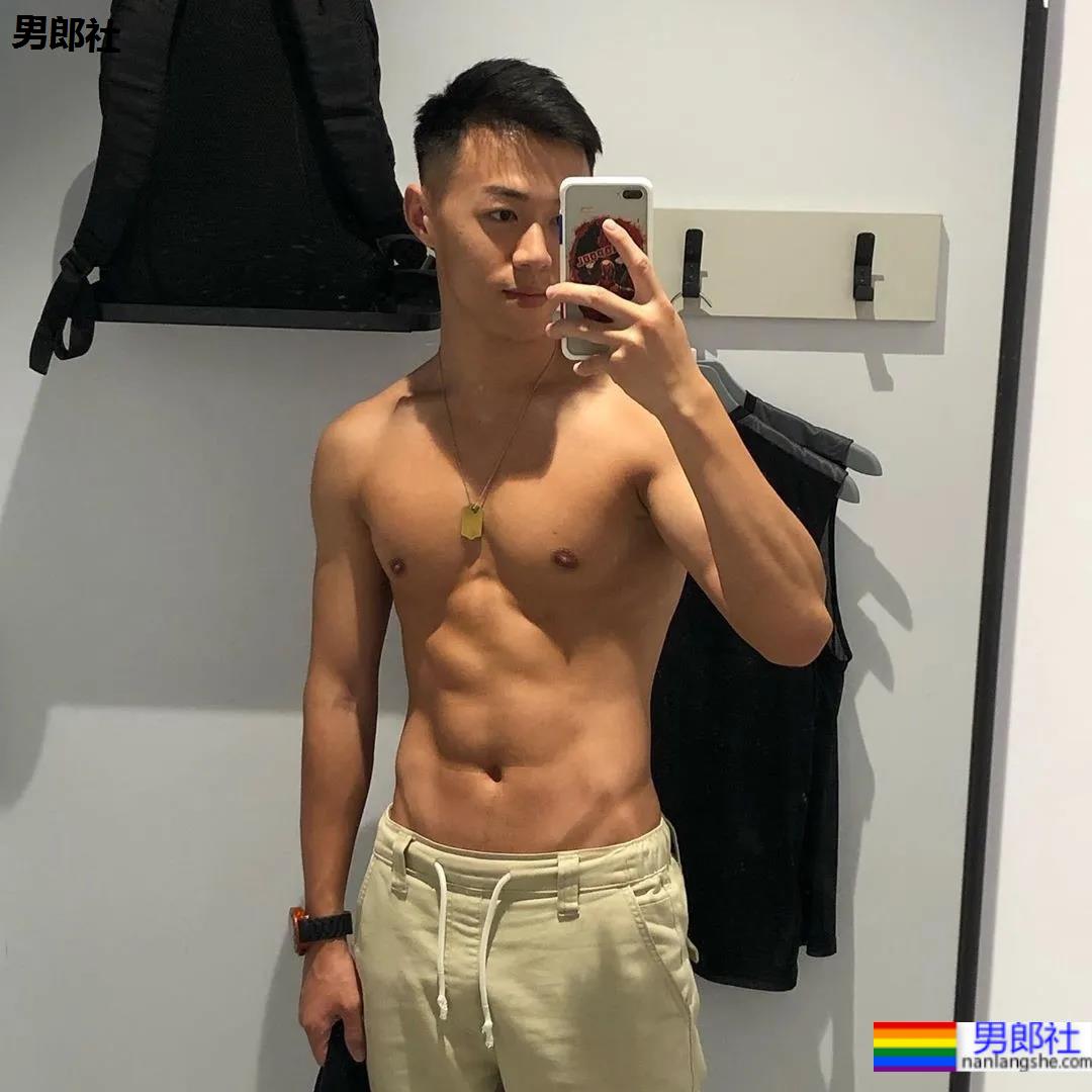 养鸟男生拍肌肉运动写真，这身材也太可了！ - 51虹马