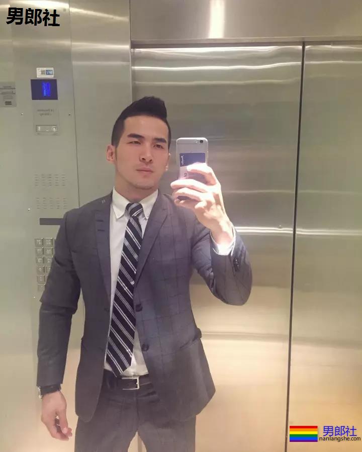 正装翘臀熟男自拍生图一览，这身材有谁抗得住？ - 51虹马