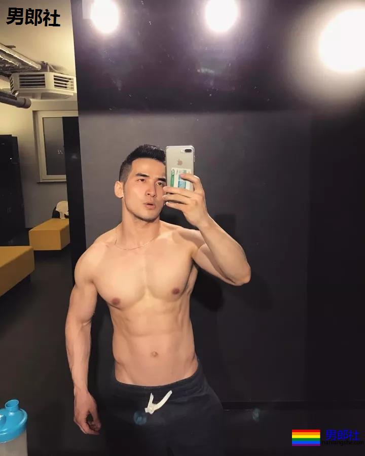 正装翘臀熟男自拍生图一览，这身材有谁抗得住？ - 51虹马