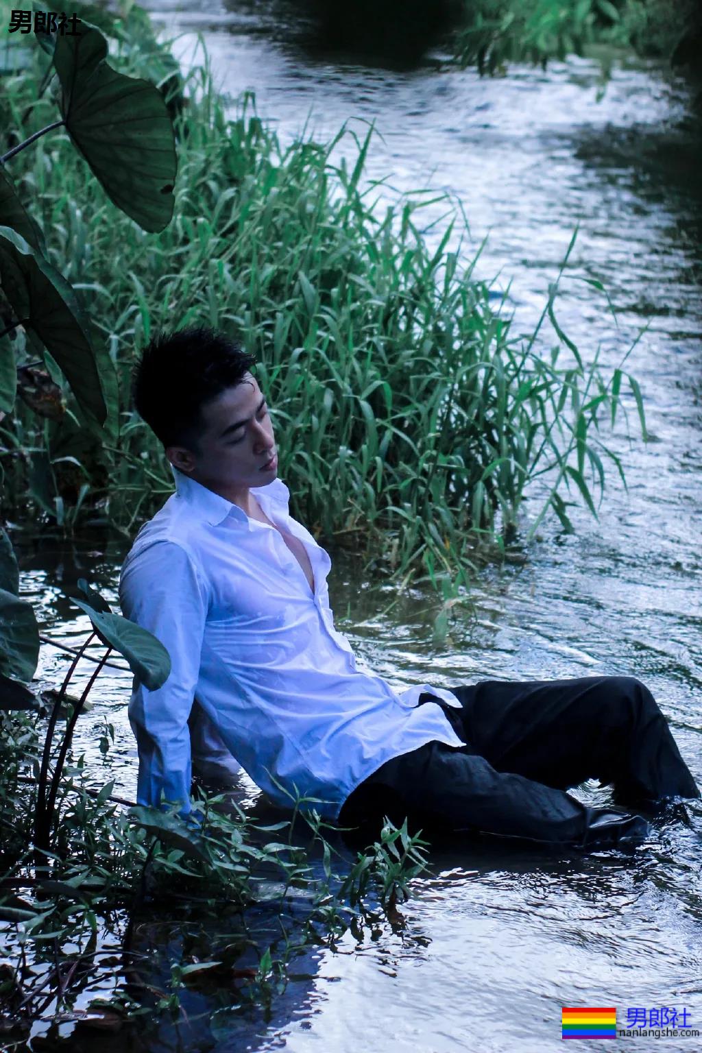 微博天菜小哥到山里拍白衬衫写真，薄肌身材太馋人了！ - 51虹马