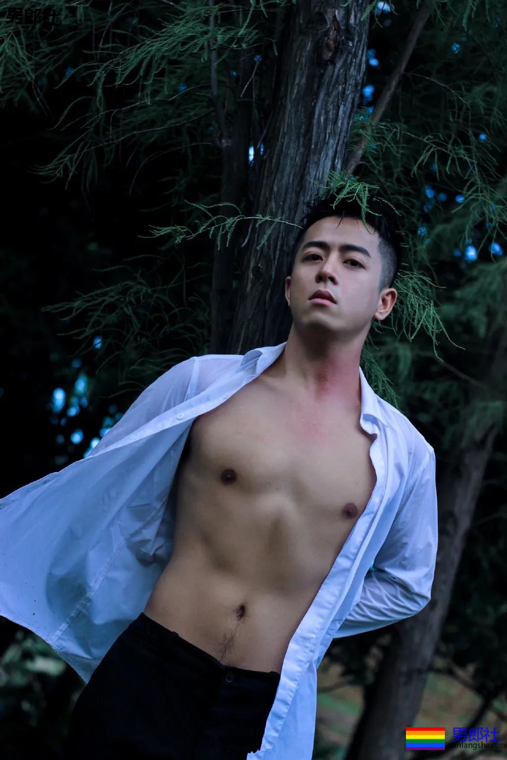 微博天菜小哥到山里拍白衬衫写真，薄肌身材太馋人了！ - 51虹马