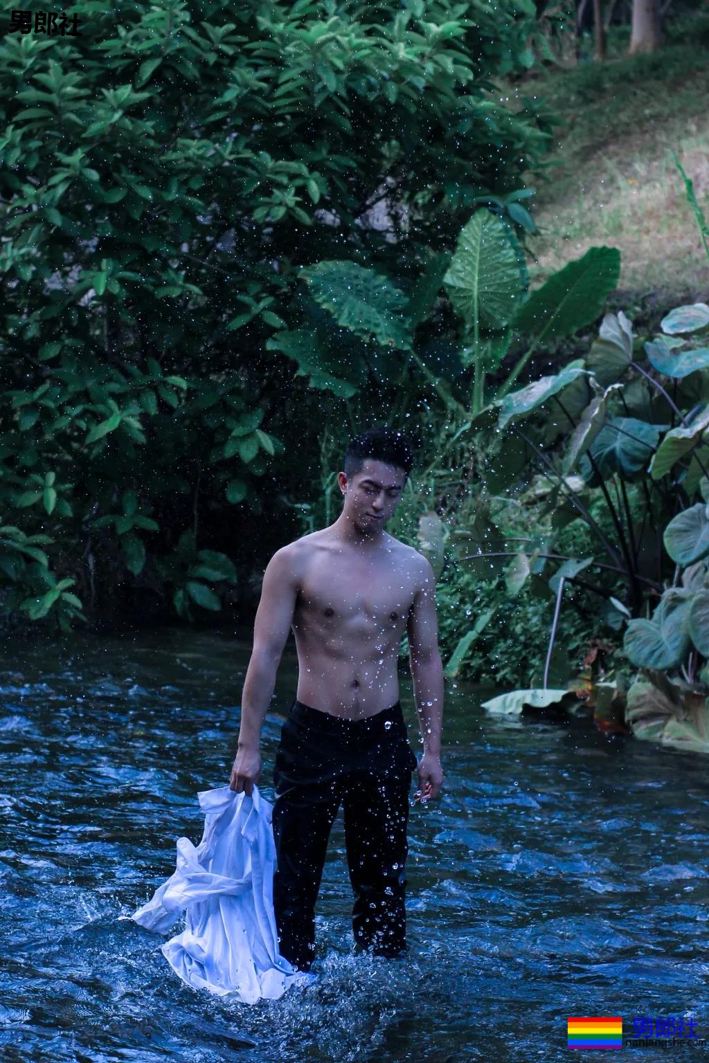 微博天菜小哥到山里拍白衬衫写真，薄肌身材太馋人了！ - 51虹马