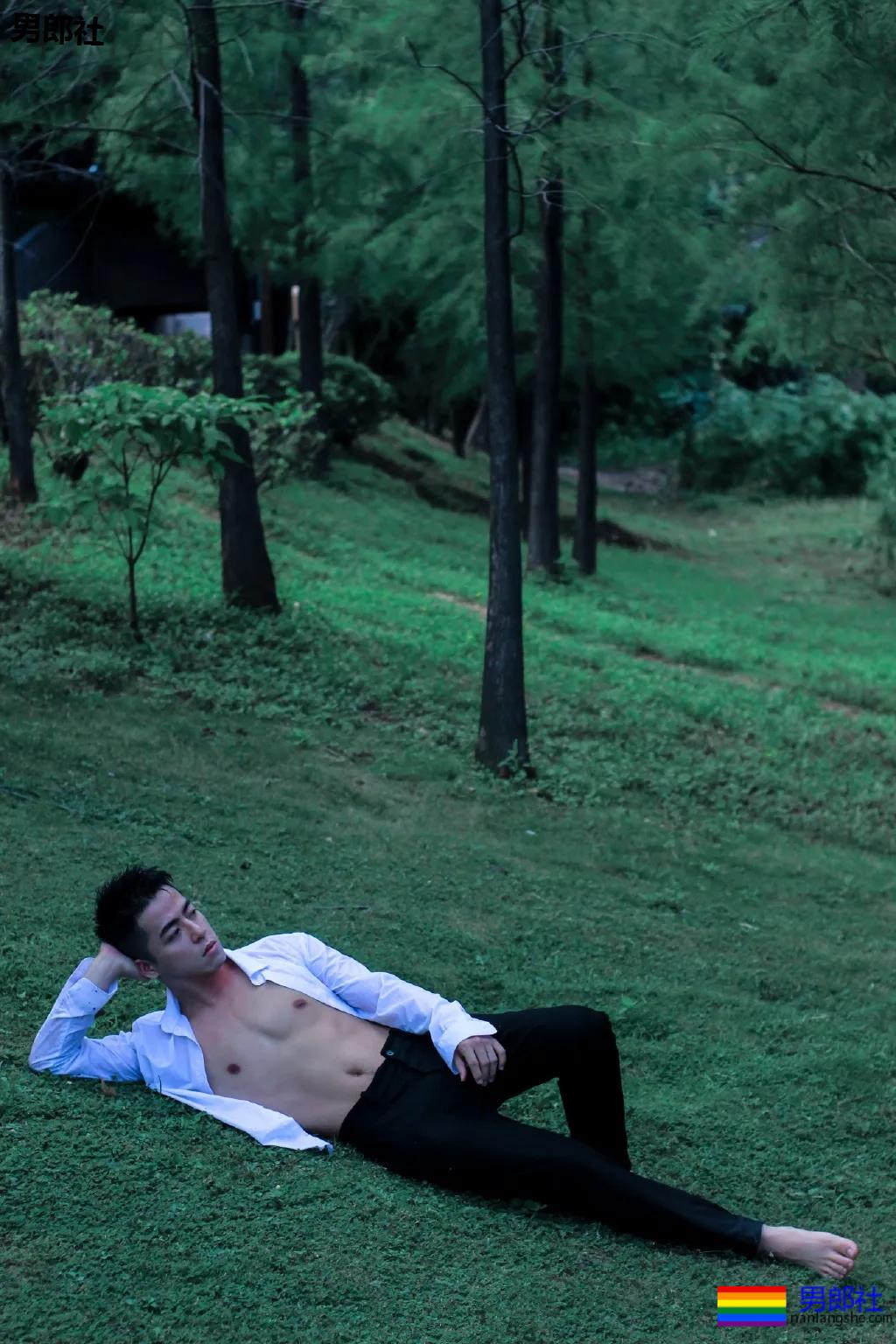 微博天菜小哥到山里拍白衬衫写真，薄肌身材太馋人了！ - 51虹马