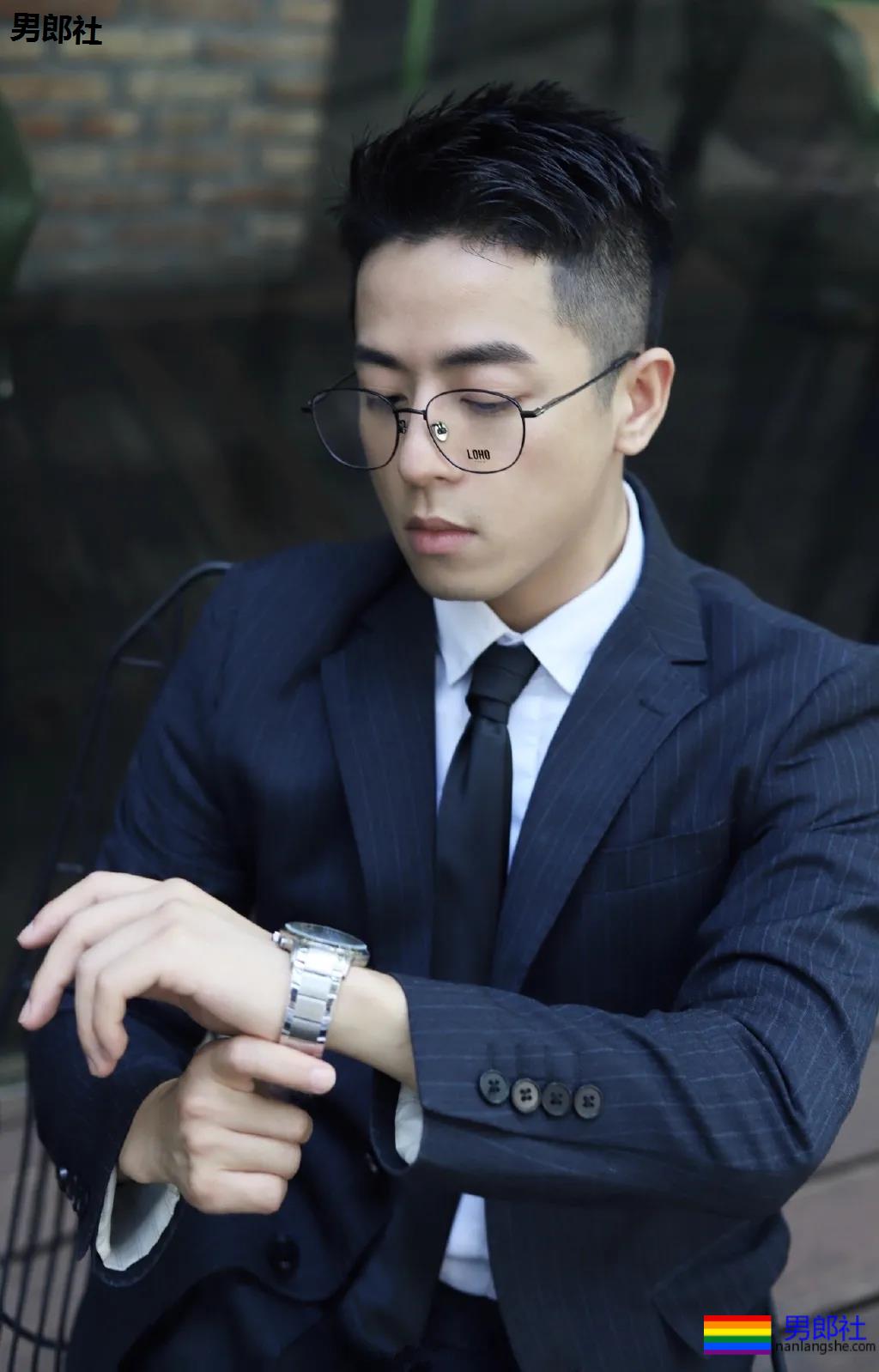 微博天菜小哥到山里拍白衬衫写真，薄肌身材太馋人了！ - 51虹马