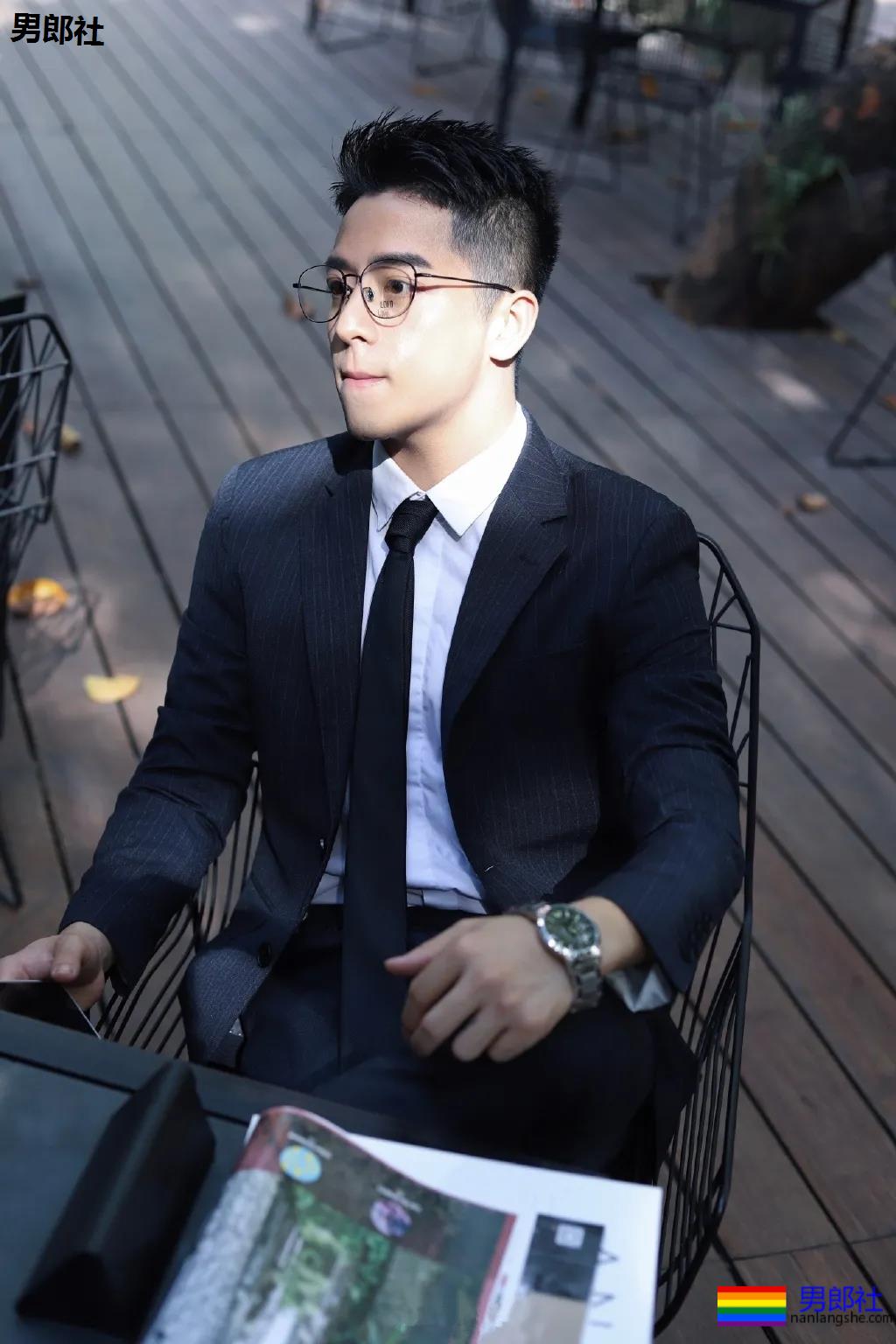 微博天菜小哥到山里拍白衬衫写真，薄肌身材太馋人了！ - 51虹马