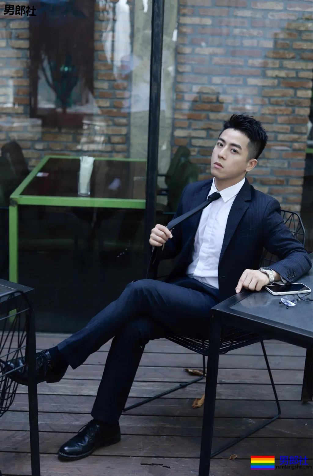 微博天菜小哥到山里拍白衬衫写真，薄肌身材太馋人了！ - 51虹马