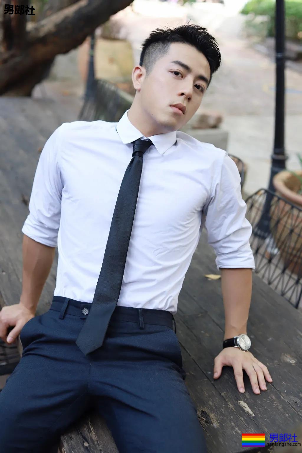 微博天菜小哥到山里拍白衬衫写真，薄肌身材太馋人了！ - 51虹马