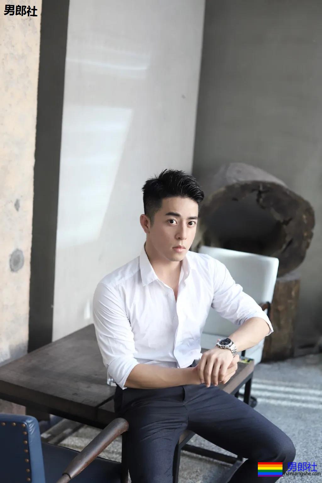 微博天菜小哥到山里拍白衬衫写真，薄肌身材太馋人了！ - 51虹马