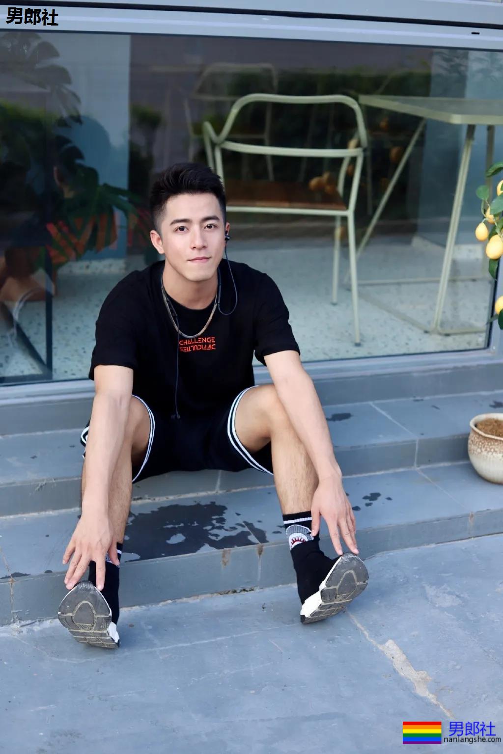 微博天菜小哥到山里拍白衬衫写真，薄肌身材太馋人了！ - 51虹马