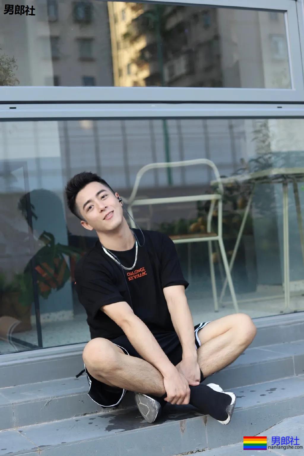 微博天菜小哥到山里拍白衬衫写真，薄肌身材太馋人了！ - 51虹马