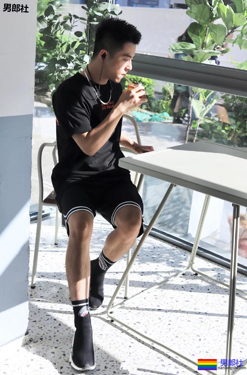 微博天菜小哥到山里拍白衬衫写真，薄肌身材太馋人了！ - 51虹马