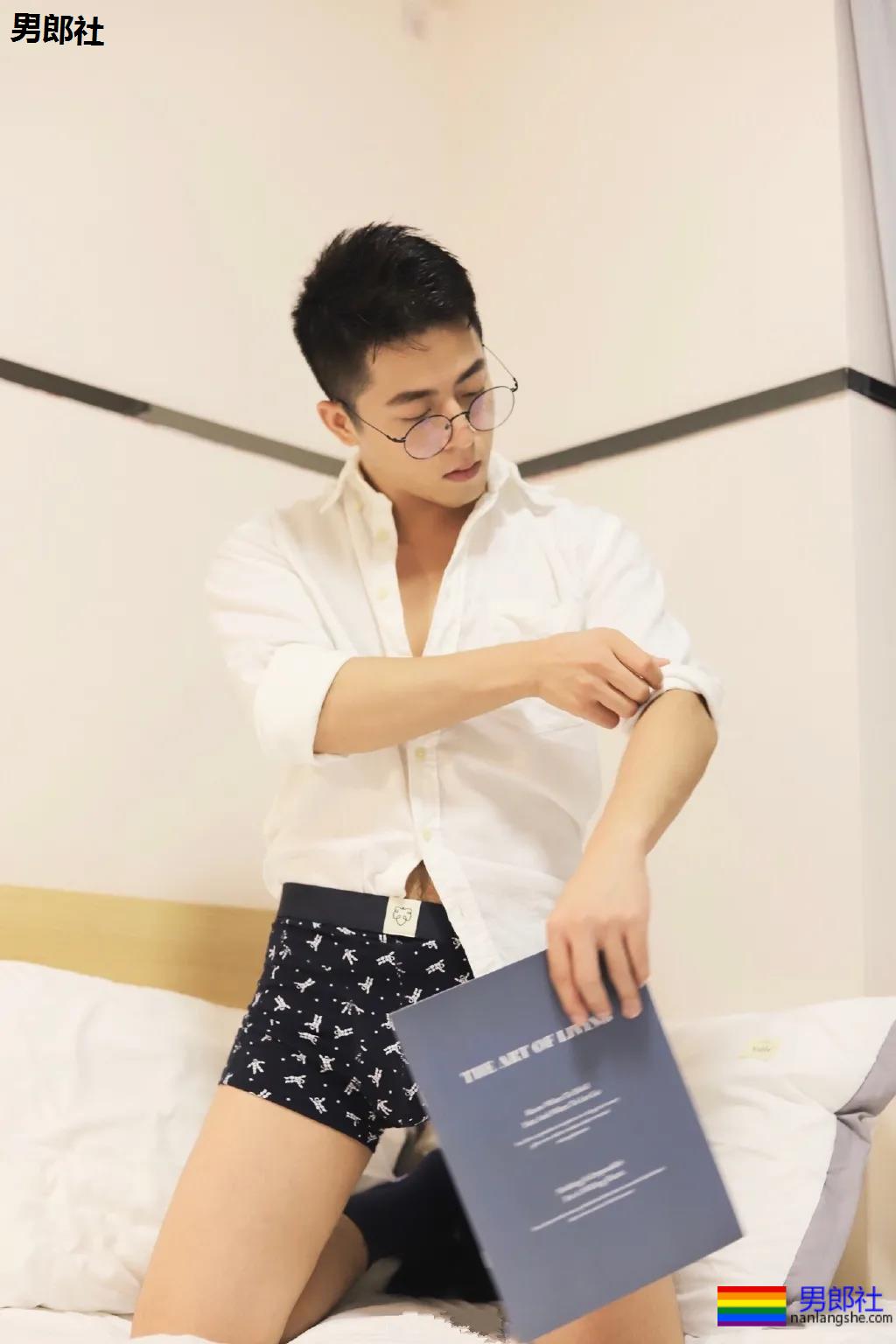 微博天菜小哥到山里拍白衬衫写真，薄肌身材太馋人了！ - 51虹马