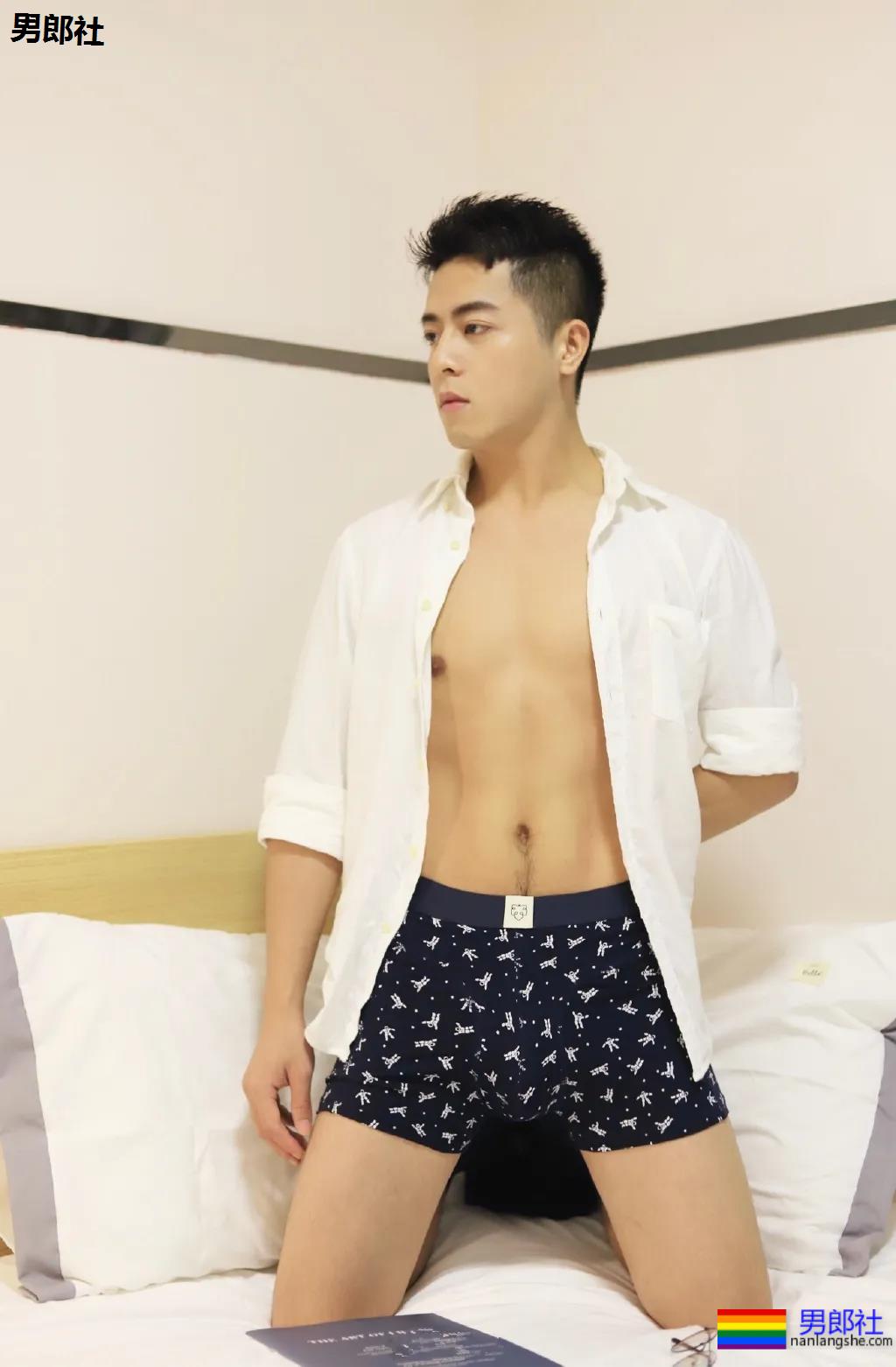 微博天菜小哥到山里拍白衬衫写真，薄肌身材太馋人了！ - 51虹马