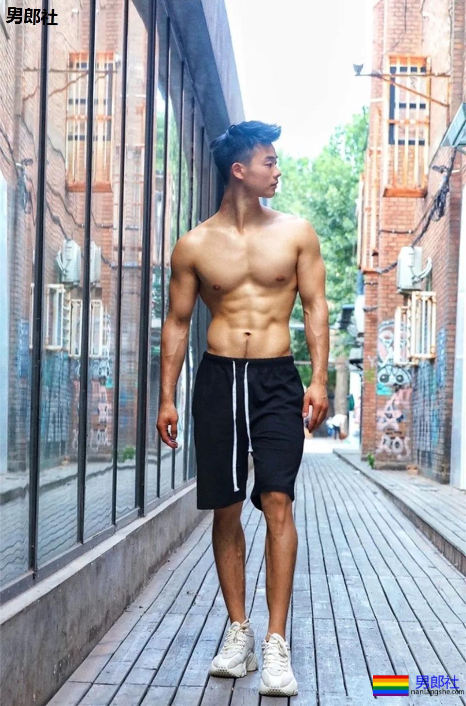 北体大单眼皮肌肉小哥，撞脸《想见你》施柏宇，有点心动！ - 51虹马