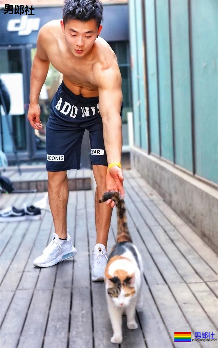 北体大单眼皮肌肉小哥，撞脸《想见你》施柏宇，有点心动！ - 51虹马