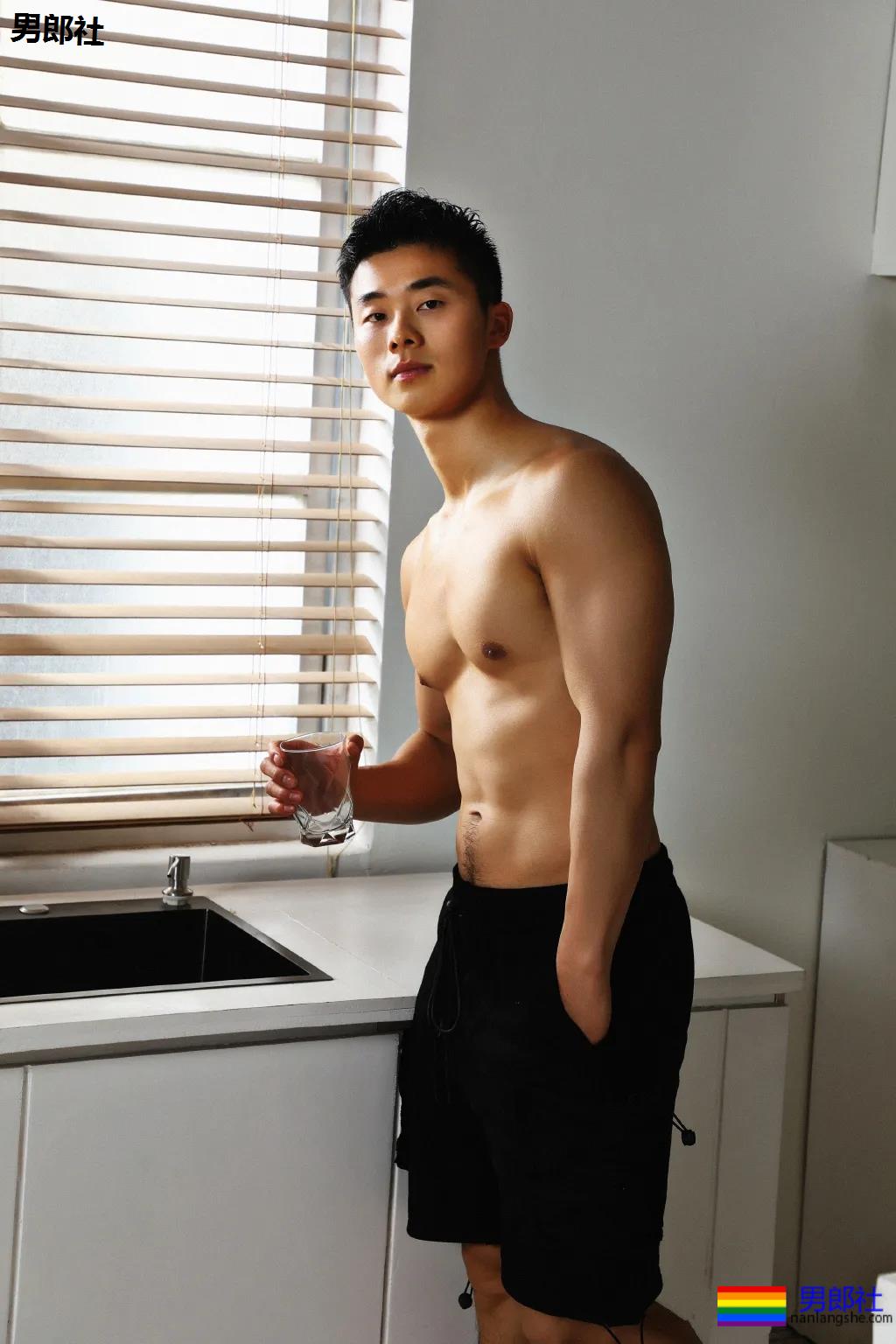 北体大单眼皮肌肉小哥，撞脸《想见你》施柏宇，有点心动！ - 51虹马