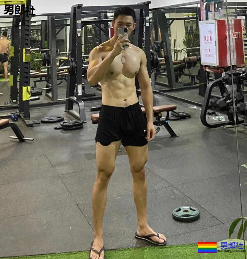 九头身长腿健身小哥，这身材比例谁又可了？ - 51虹马