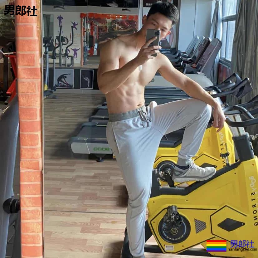九头身长腿健身小哥，这身材比例谁又可了？ - 51虹马