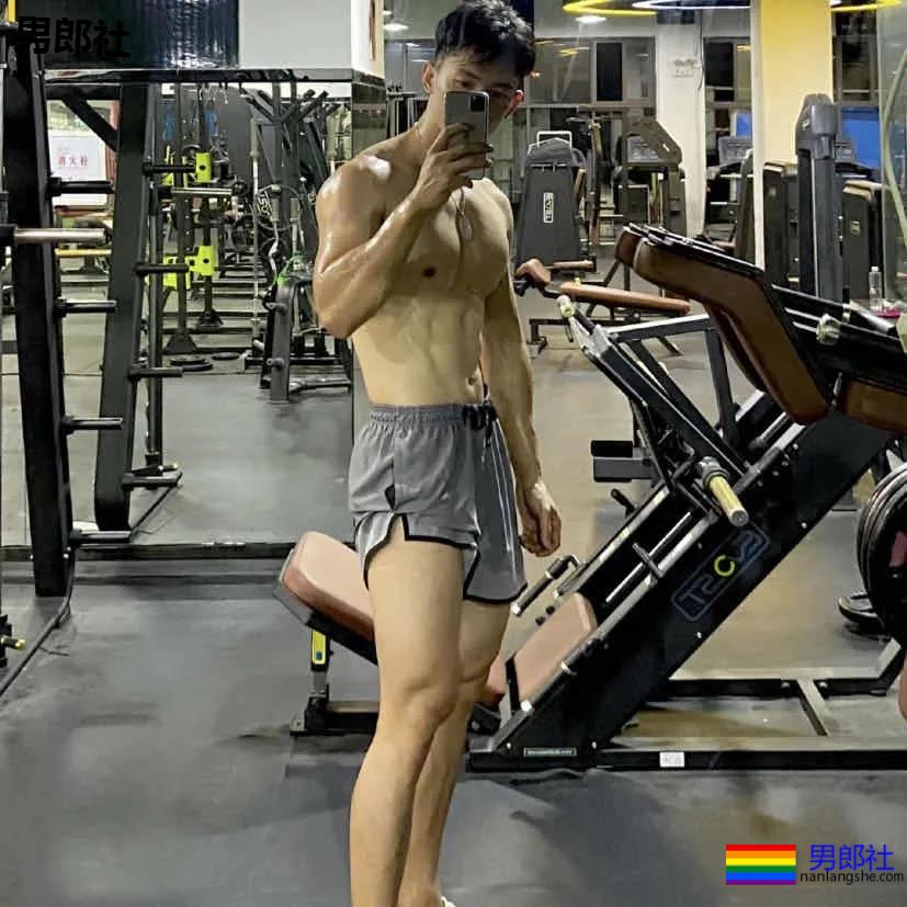 九头身长腿健身小哥，这身材比例谁又可了？ - 51虹马
