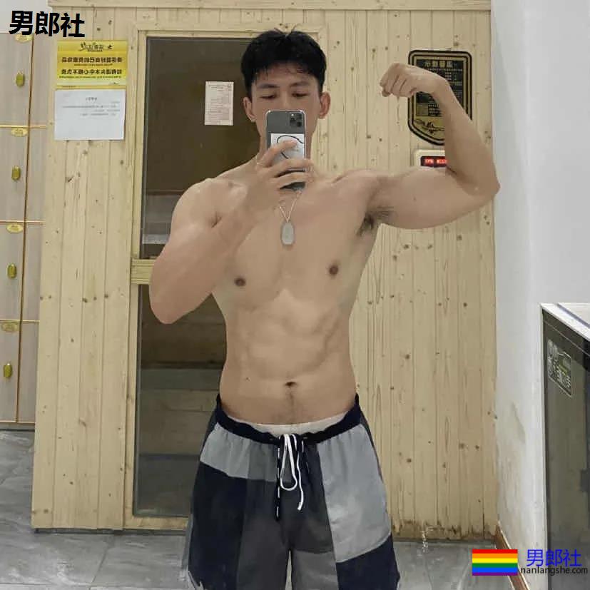 九头身长腿健身小哥，这身材比例谁又可了？ - 51虹马