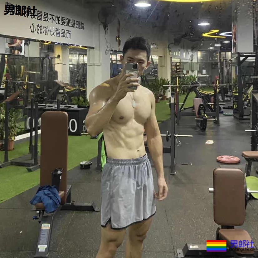 九头身长腿健身小哥，这身材比例谁又可了？ - 51虹马