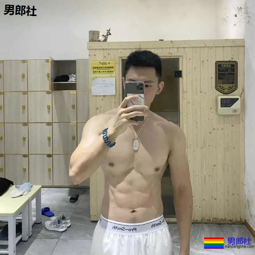 九头身长腿健身小哥，这身材比例谁又可了？ - 51虹马