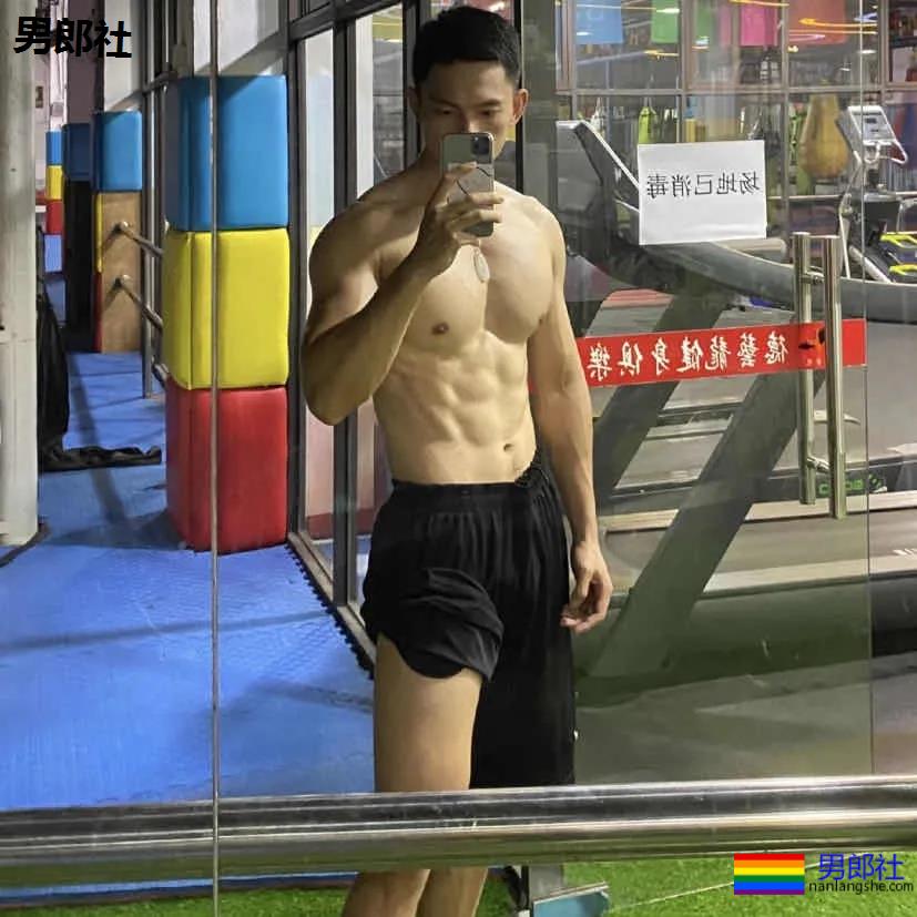 九头身长腿健身小哥，这身材比例谁又可了？ - 51虹马