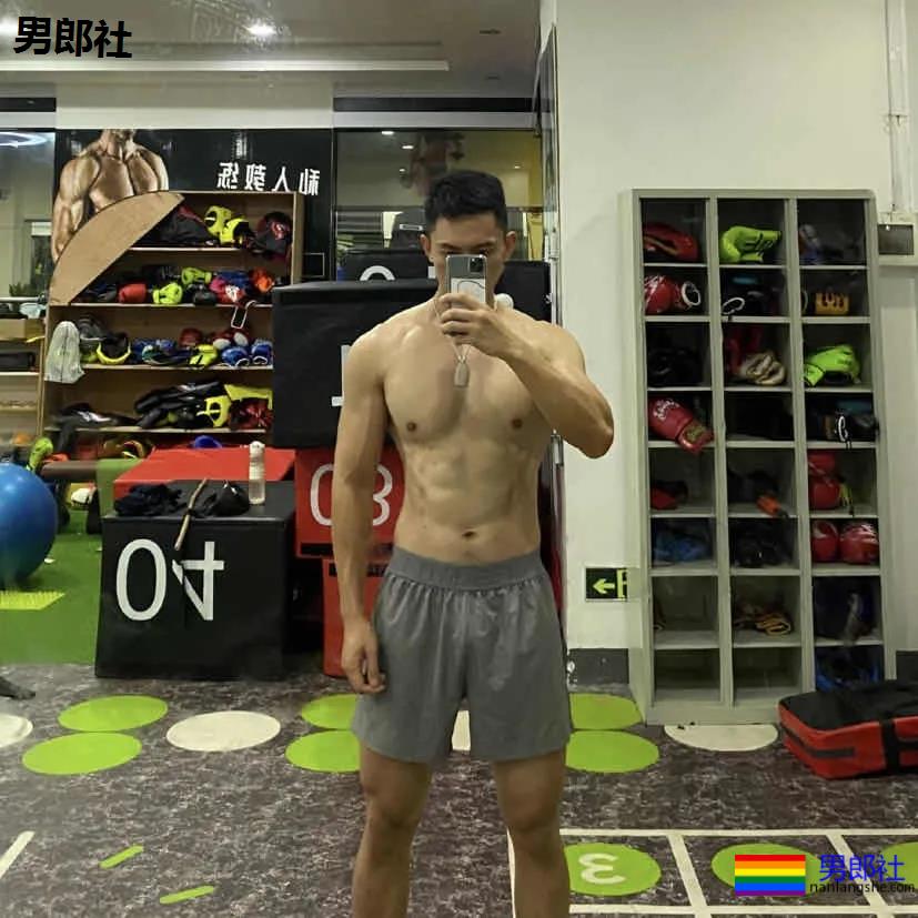 九头身长腿健身小哥，这身材比例谁又可了？ - 51虹马