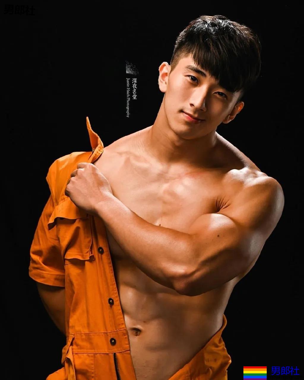 健身私教腹肌照被疯传!童颜小奶狗成功蜕变肌肉先生! - 51虹马 健身私教腹肌照被疯传!童颜小奶狗成功蜕变肌肉先生! - 51虹马