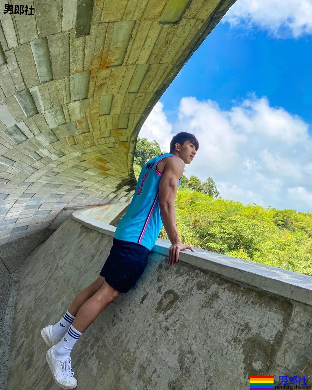 健身私教腹肌照被疯传!童颜小奶狗成功蜕变肌肉先生! - 51虹马 健身私教腹肌照被疯传!童颜小奶狗成功蜕变肌肉先生! - 51虹马