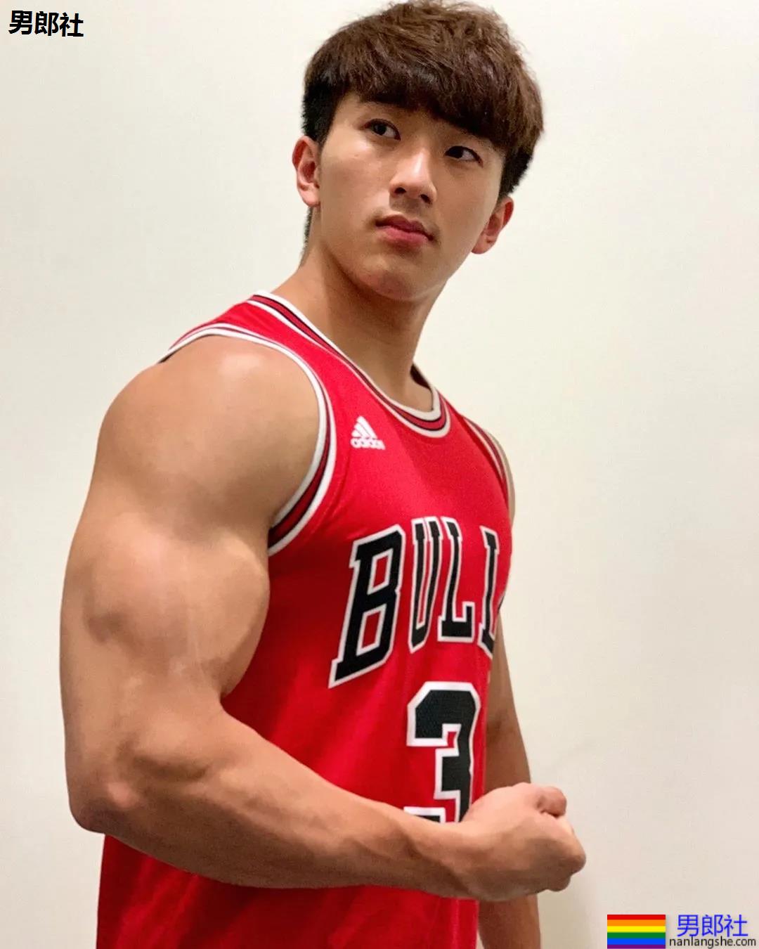 健身私教腹肌照被疯传!童颜小奶狗成功蜕变肌肉先生! - 51虹马 健身私教腹肌照被疯传!童颜小奶狗成功蜕变肌肉先生! - 51虹马