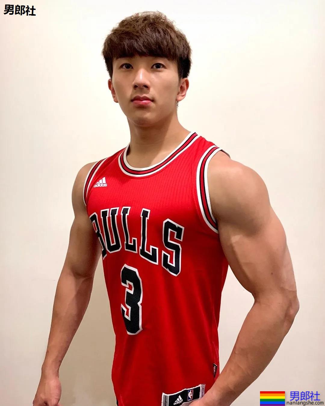 健身私教腹肌照被疯传!童颜小奶狗成功蜕变肌肉先生! - 51虹马 健身私教腹肌照被疯传!童颜小奶狗成功蜕变肌肉先生! - 51虹马