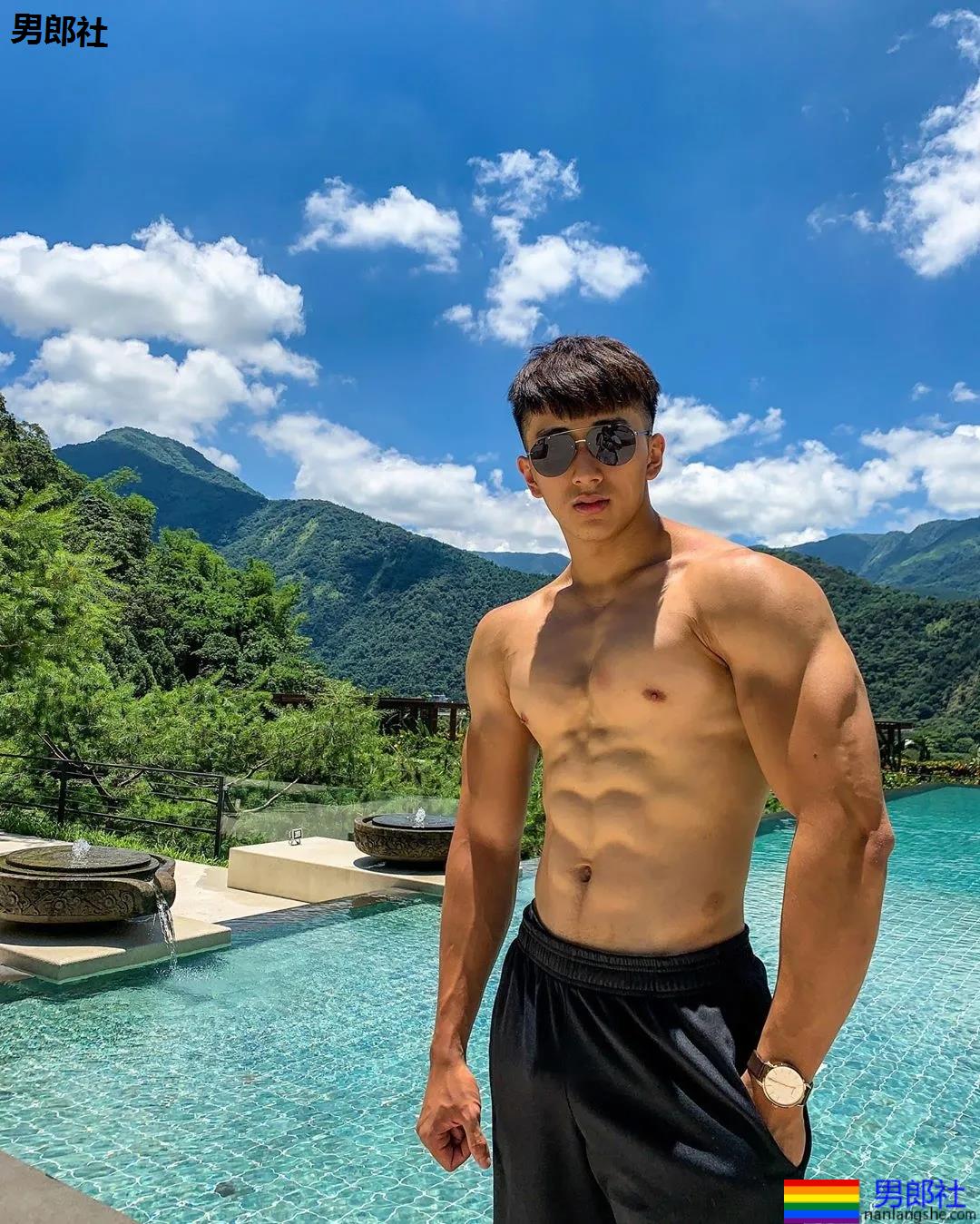 健身私教腹肌照被疯传!童颜小奶狗成功蜕变肌肉先生! - 51虹马 健身私教腹肌照被疯传!童颜小奶狗成功蜕变肌肉先生! - 51虹马