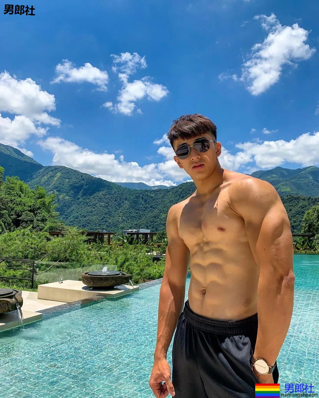 健身私教腹肌照被疯传!童颜小奶狗成功蜕变肌肉先生! - 51虹马 健身私教腹肌照被疯传!童颜小奶狗成功蜕变肌肉先生! - 51虹马