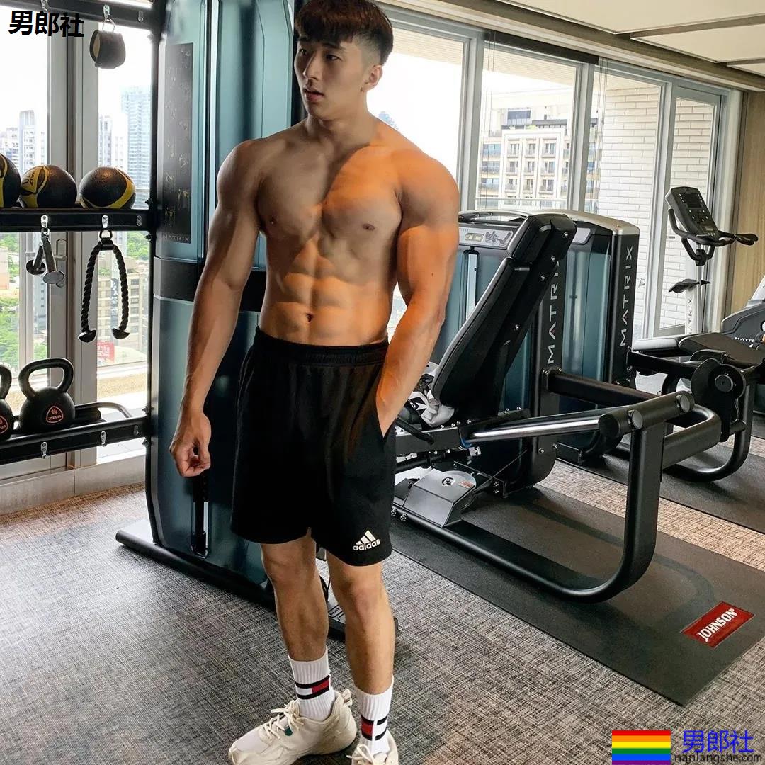 健身私教腹肌照被疯传!童颜小奶狗成功蜕变肌肉先生! - 51虹马 健身私教腹肌照被疯传!童颜小奶狗成功蜕变肌肉先生! - 51虹马