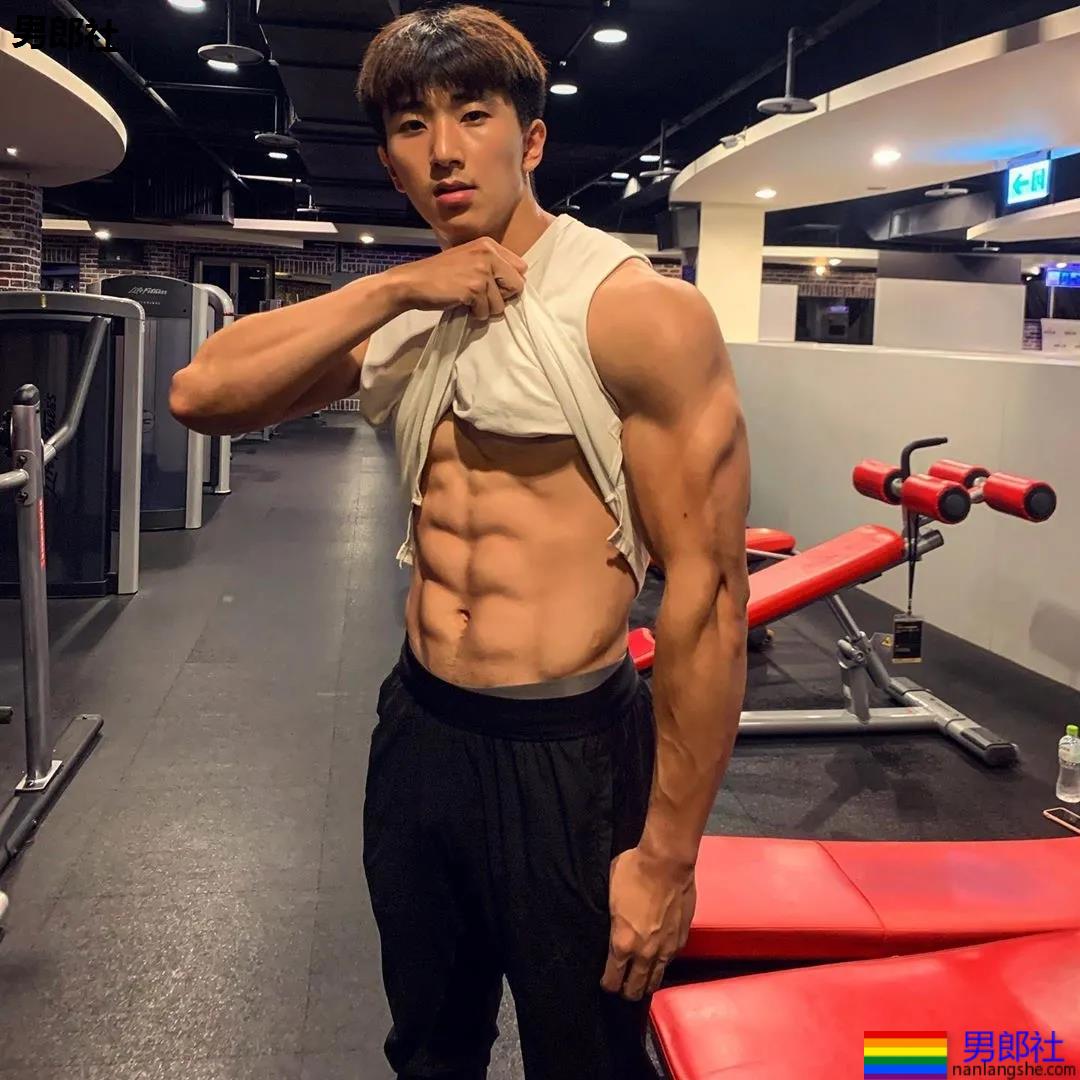 健身私教腹肌照被疯传!童颜小奶狗成功蜕变肌肉先生! - 51虹马 健身私教腹肌照被疯传!童颜小奶狗成功蜕变肌肉先生! - 51虹马