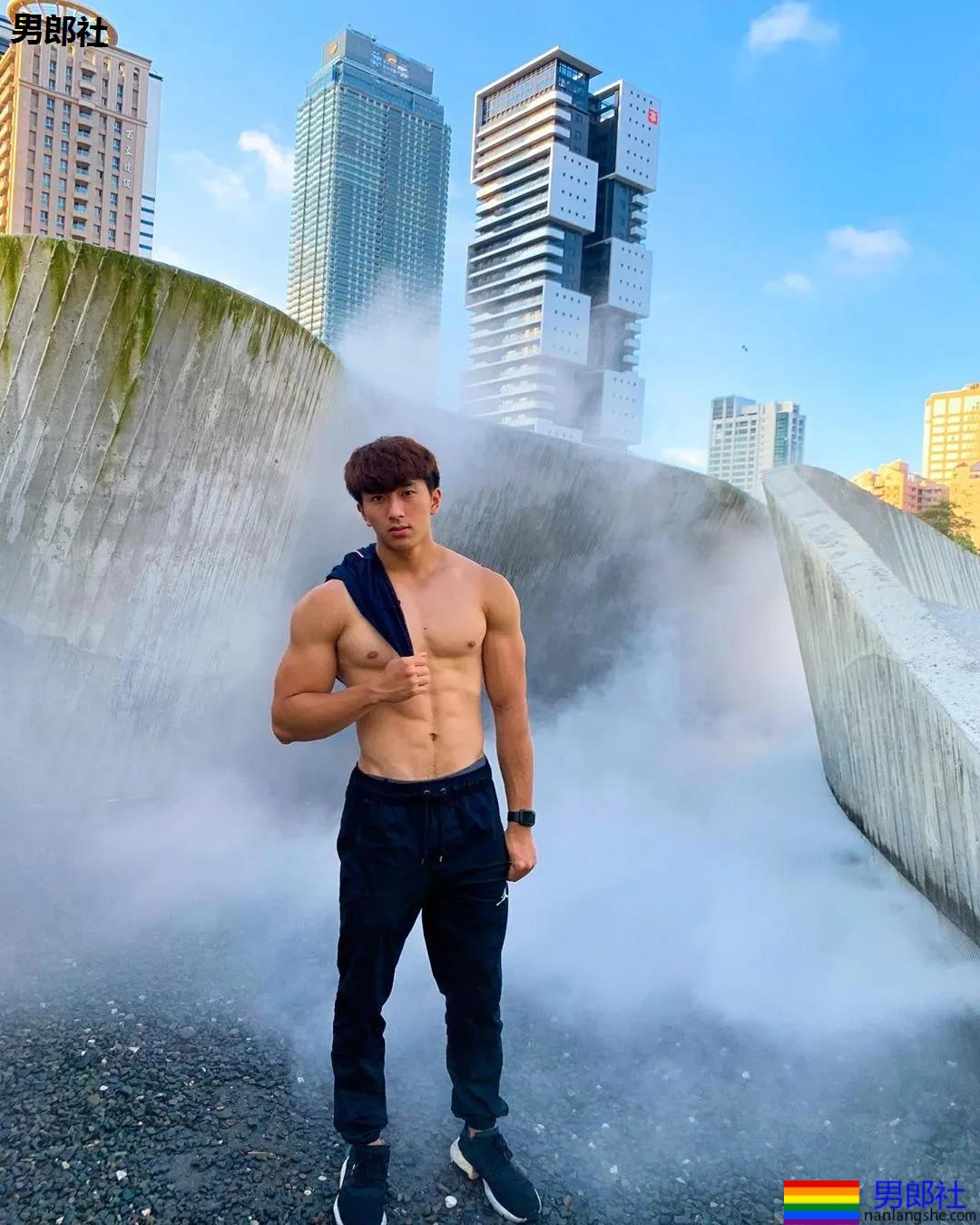 健身私教腹肌照被疯传!童颜小奶狗成功蜕变肌肉先生! - 51虹马 健身私教腹肌照被疯传!童颜小奶狗成功蜕变肌肉先生! - 51虹马