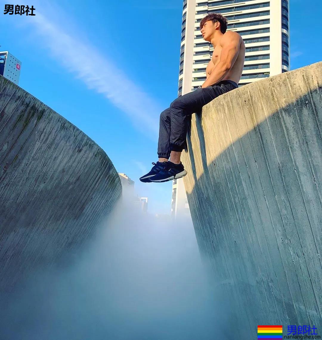 健身私教腹肌照被疯传!童颜小奶狗成功蜕变肌肉先生! - 51虹马 健身私教腹肌照被疯传!童颜小奶狗成功蜕变肌肉先生! - 51虹马