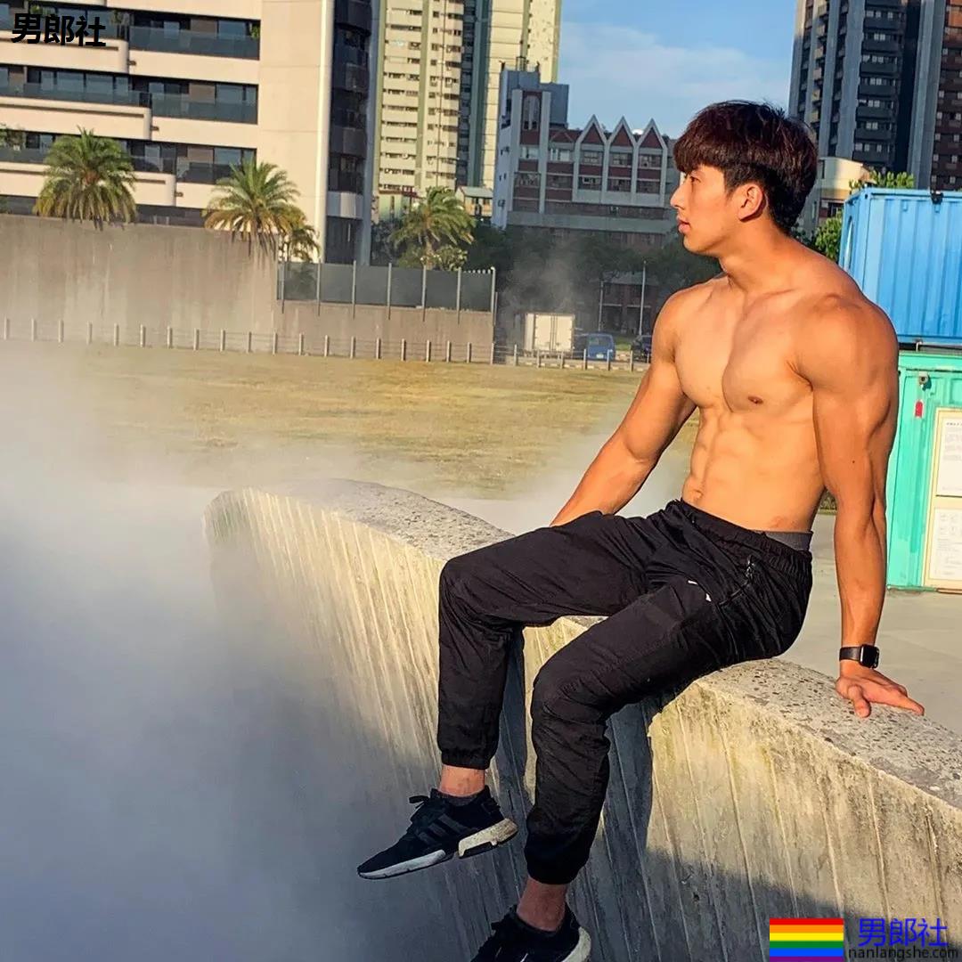 健身私教腹肌照被疯传!童颜小奶狗成功蜕变肌肉先生! - 51虹马 健身私教腹肌照被疯传!童颜小奶狗成功蜕变肌肉先生! - 51虹马