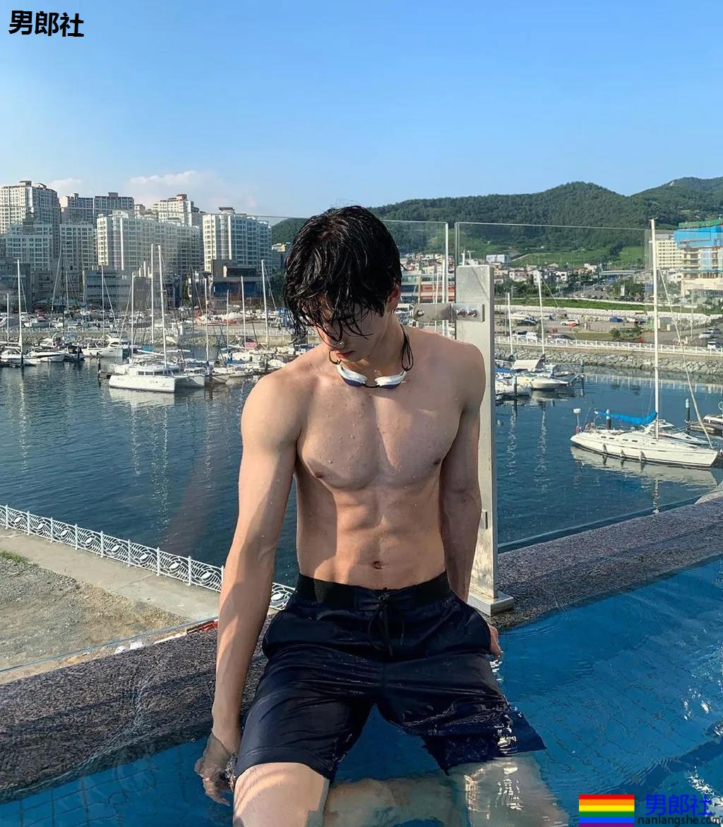 大长腿薄肌体育生小哥，也太可了吧！ - 51虹马