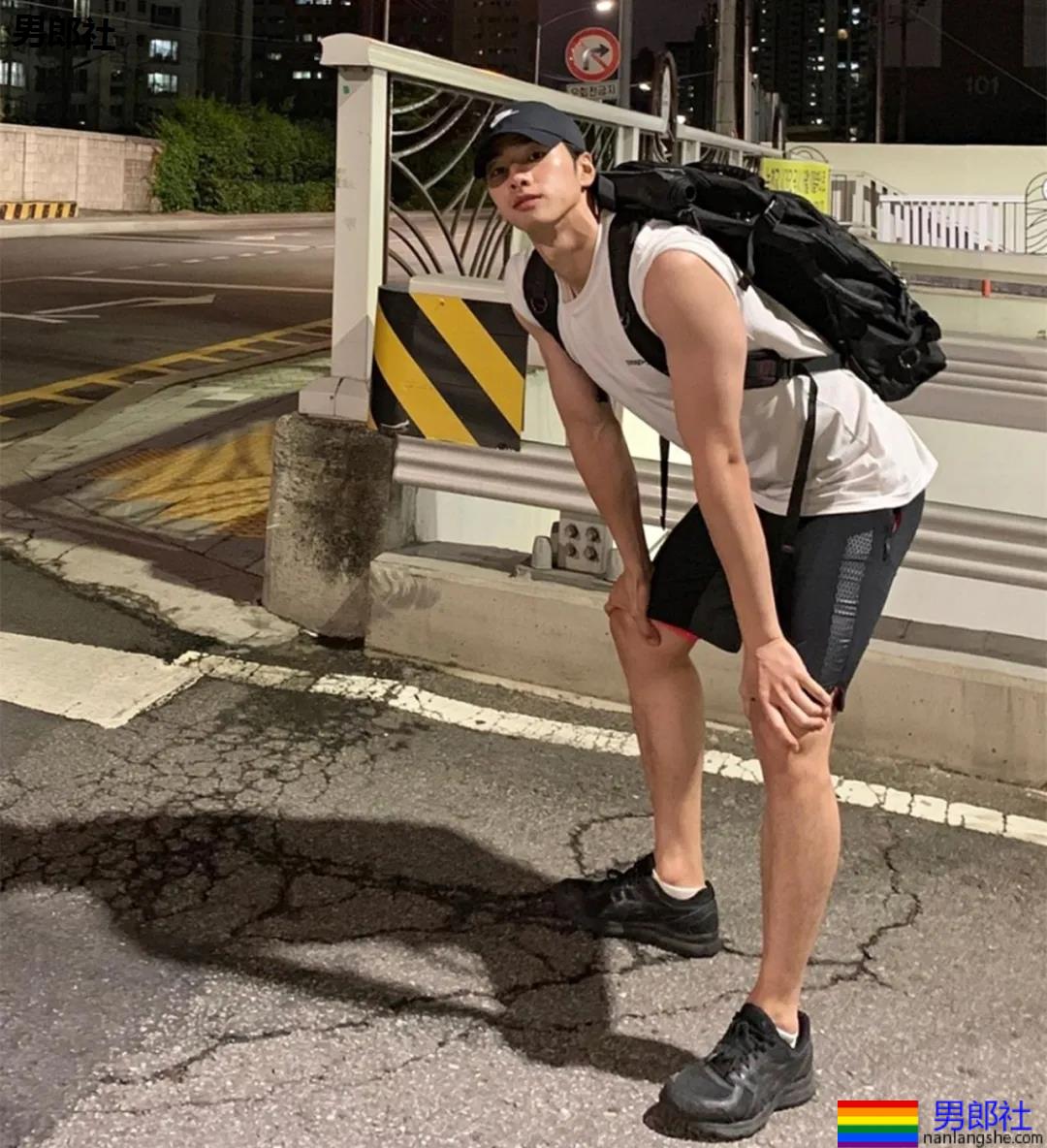 大长腿薄肌体育生小哥，也太可了吧！ - 51虹马