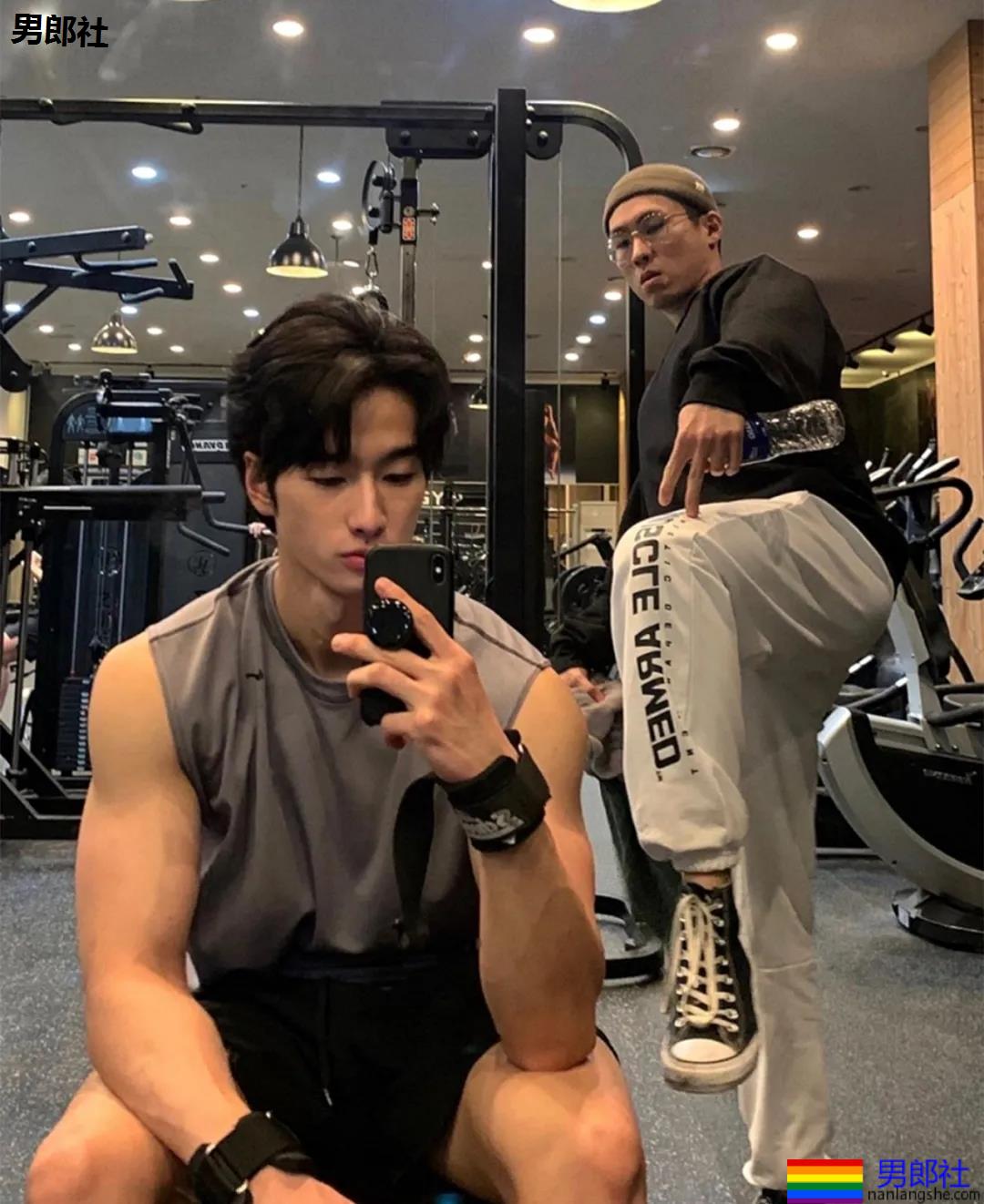 大长腿薄肌体育生小哥，也太可了吧！ - 51虹马