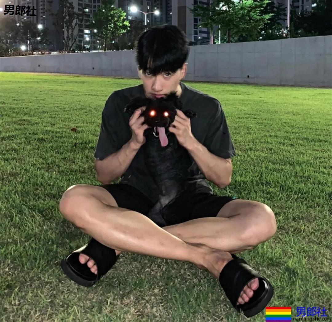 大长腿薄肌体育生小哥，也太可了吧！ - 51虹马