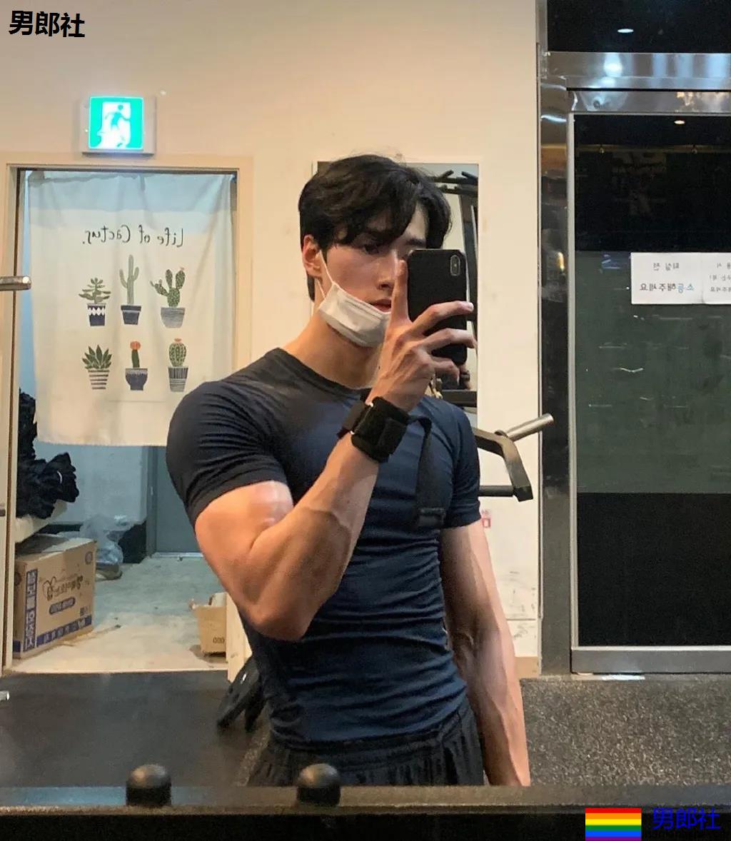 大长腿薄肌体育生小哥，也太可了吧！ - 51虹马